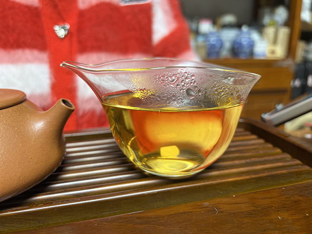 图为2010年易武刮风寨茶王树古树青饼