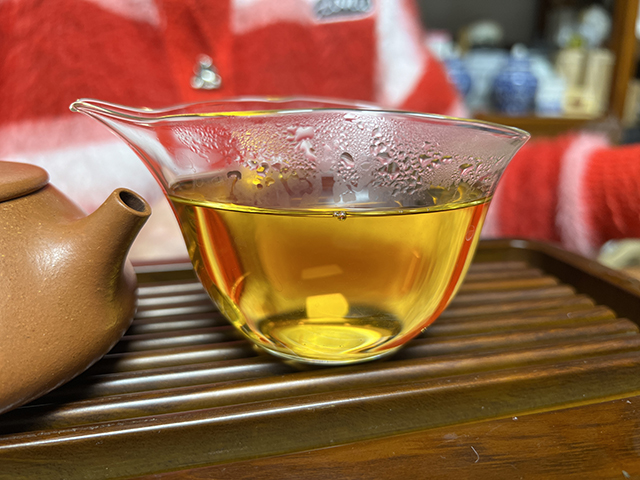 图为2010年易武刮风寨茶王树古树青饼