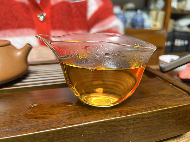 图为2010年易武刮风寨茶王树古树青饼