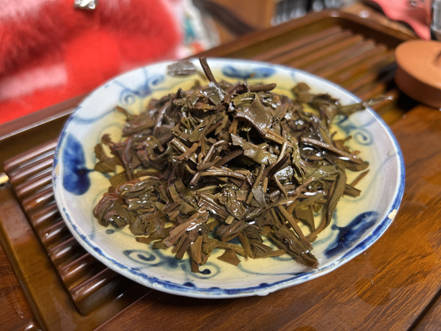 图为2010年易武刮风寨茶王树古树青饼