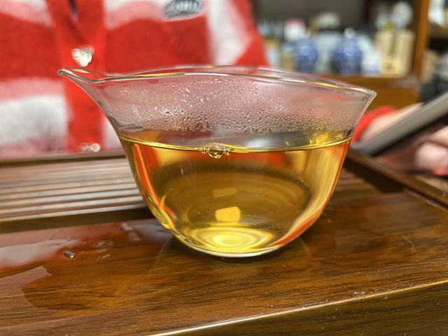 图为2010年易武刮风寨茶王树古树青饼