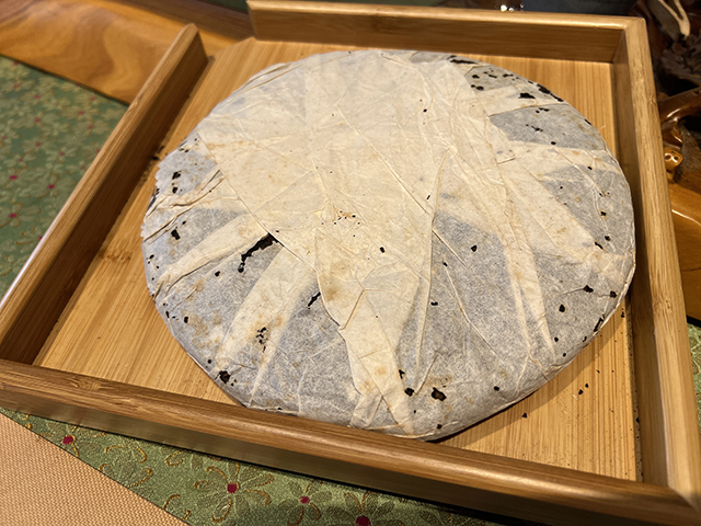 图为80年代鸿泰昌熟茶云南七子饼茶