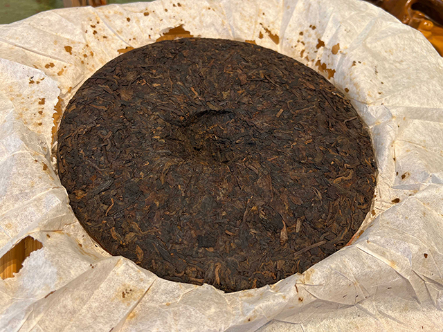 图为80年代鸿泰昌熟茶云南七子饼茶