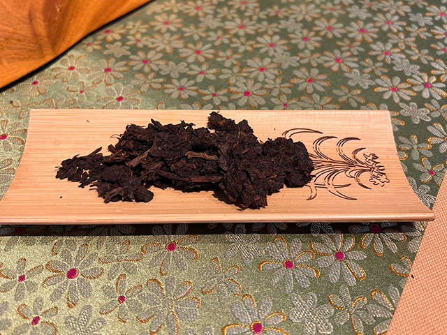 图为80年代鸿泰昌熟茶云南七子饼茶