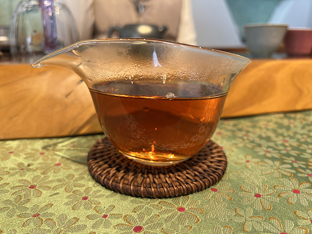 图为80年代鸿泰昌熟茶云南七子饼茶