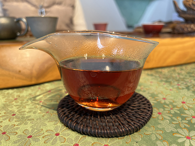 图为80年代鸿泰昌熟茶云南七子饼茶