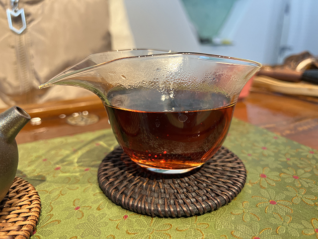 图为80年代鸿泰昌熟茶云南七子饼茶