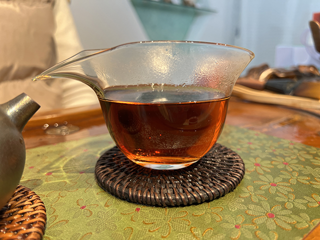 图为80年代鸿泰昌熟茶云南七子饼茶