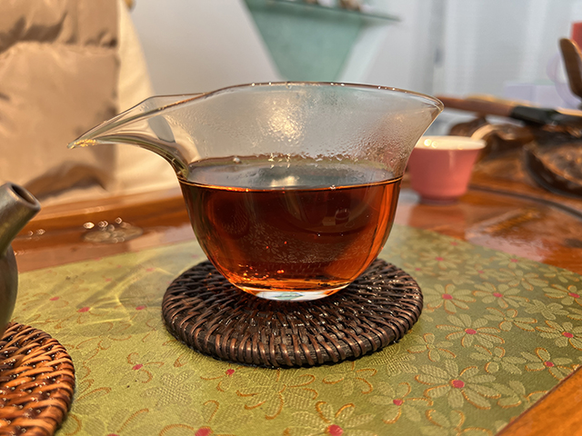 图为80年代鸿泰昌熟茶云南七子饼茶