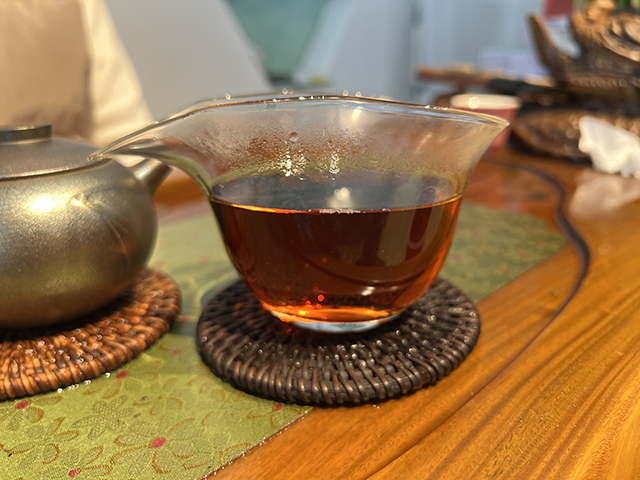图为80年代鸿泰昌熟茶云南七子饼茶