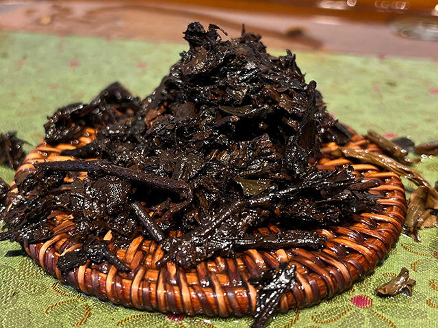 图为80年代鸿泰昌熟茶云南七子饼茶