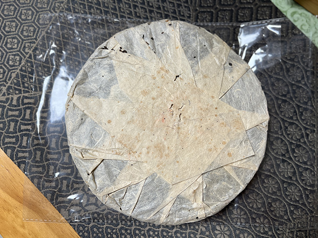 图为80年代末下关双飞红印铁饼