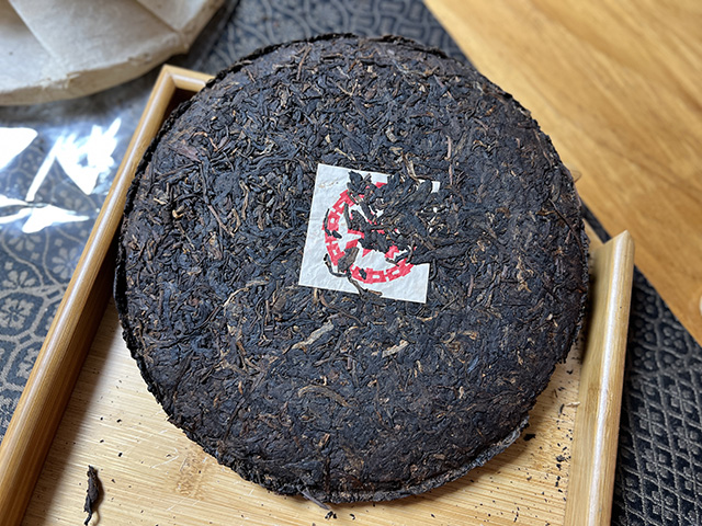 图为80年代末下关双飞红印铁饼