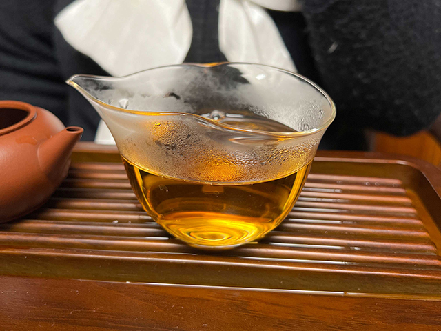 图为80年代末下关双飞红印铁饼