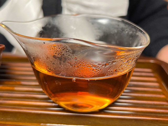 图为80年代末下关双飞红印铁饼