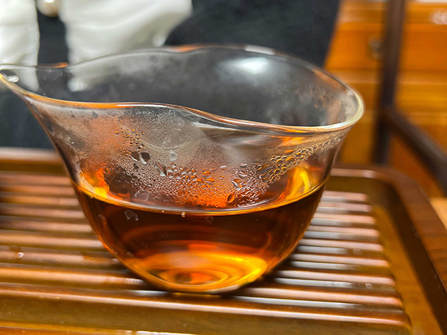 图为80年代末下关双飞红印铁饼