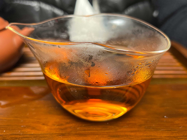 图为80年代末下关双飞红印铁饼