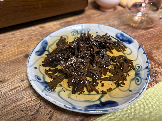 图为80年代末下关双飞红印铁饼