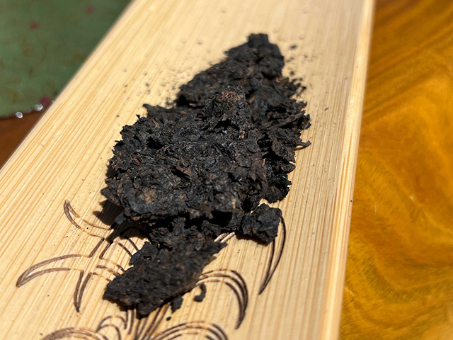 图为春城茶厂1988年春城铁饼熟茶