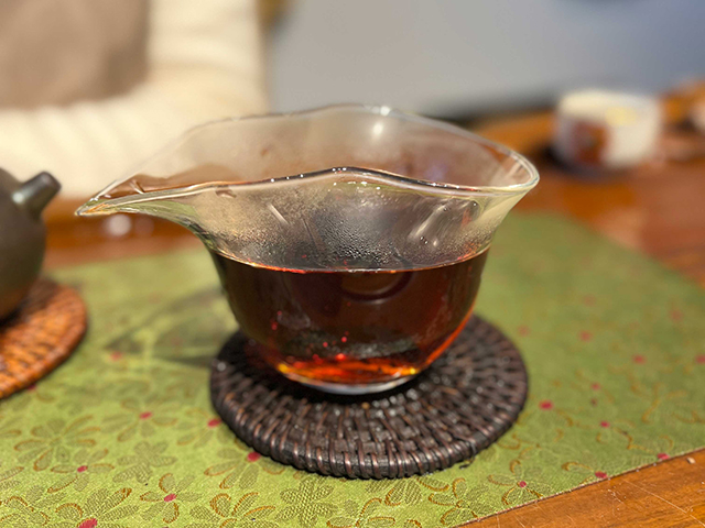 图为春城茶厂1988年春城铁饼熟茶