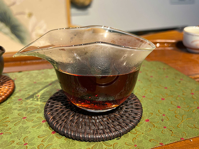 图为春城茶厂1988年春城铁饼熟茶