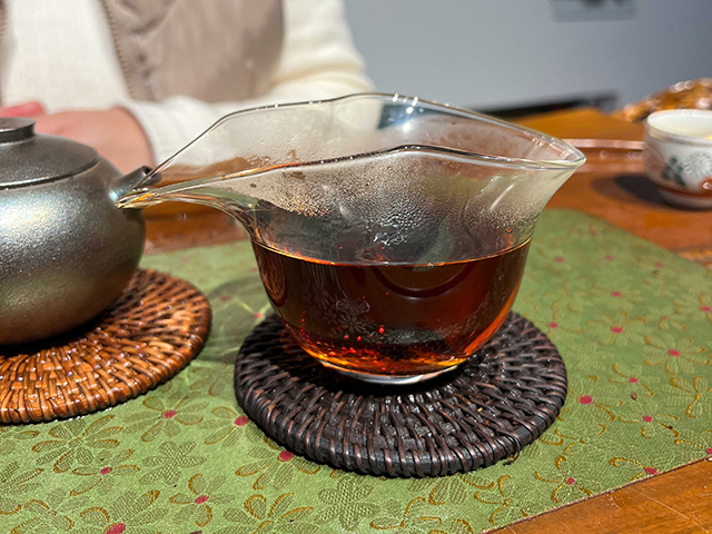 图为春城茶厂1988年春城铁饼熟茶