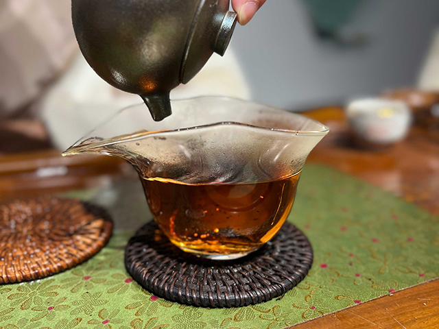 图为春城茶厂1988年春城铁饼熟茶