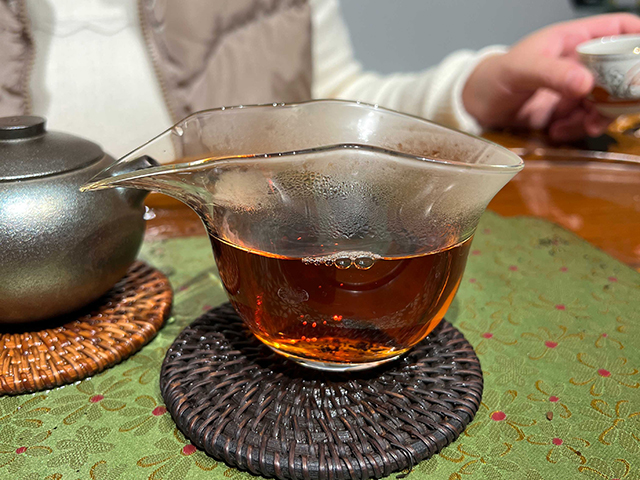 图为春城茶厂1988年春城铁饼熟茶