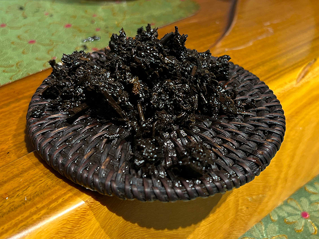 图为春城茶厂1988年春城铁饼熟茶