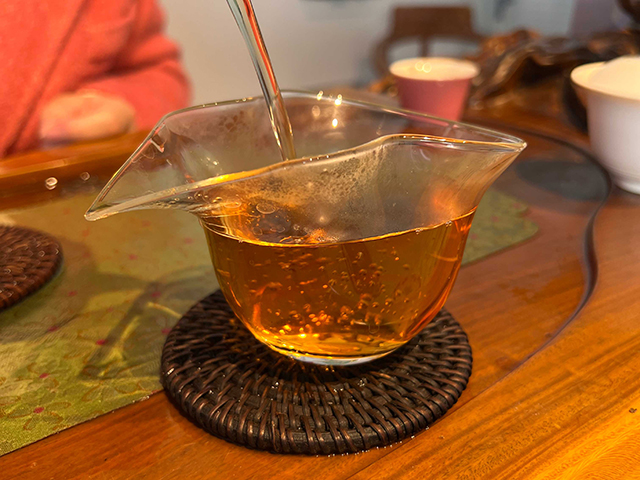 图为1999年甲级易武大绿印青饼