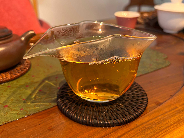 图为1999年甲级易武大绿印青饼