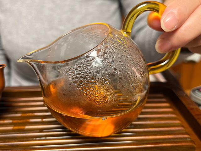 图为大益2004年402批大叶青