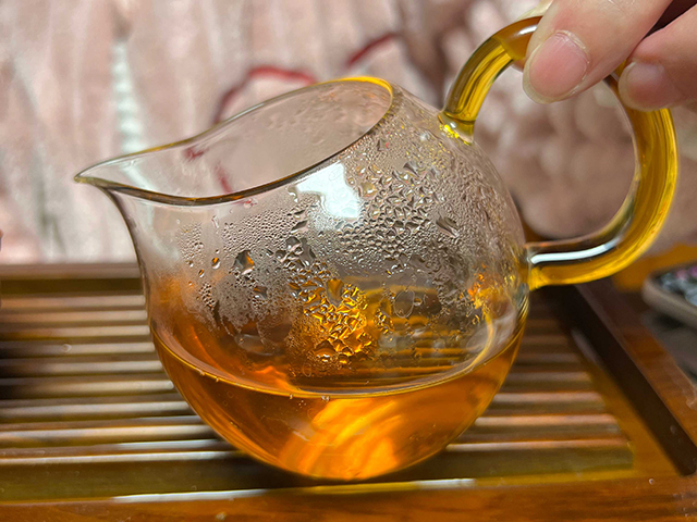 图为大益2004年402批大叶青