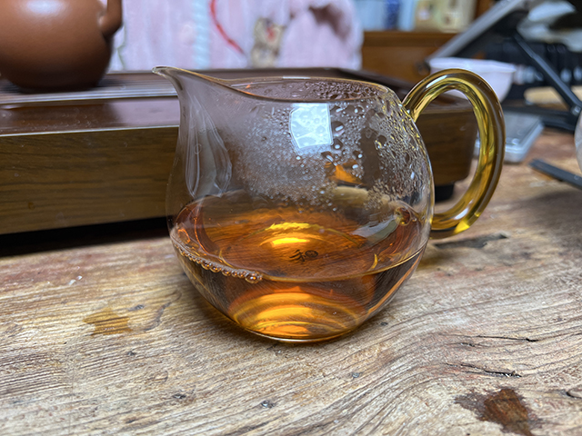 图为大益2004年402批大叶青