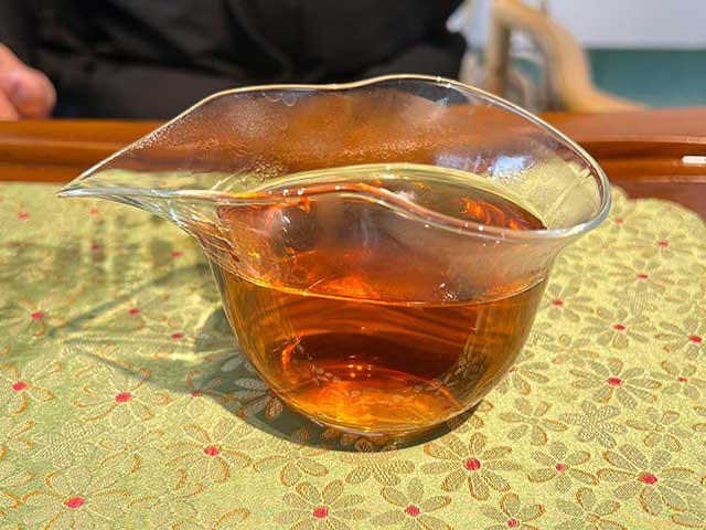 图为1988年大绿印易武班章青饼