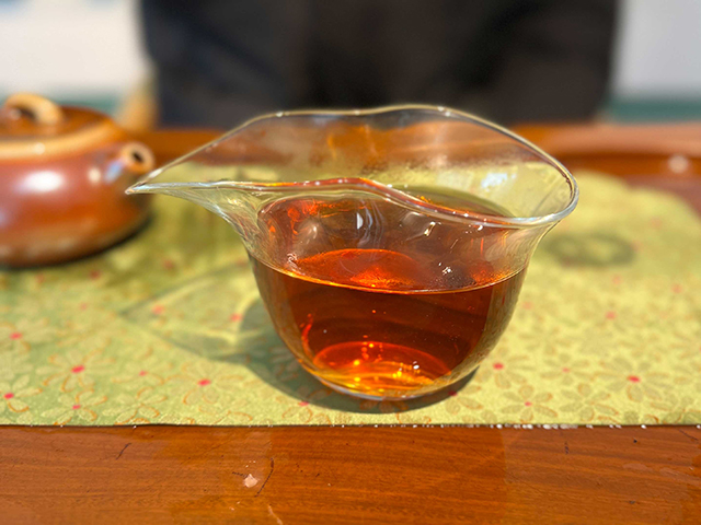 图为1988年大绿印易武班章青饼