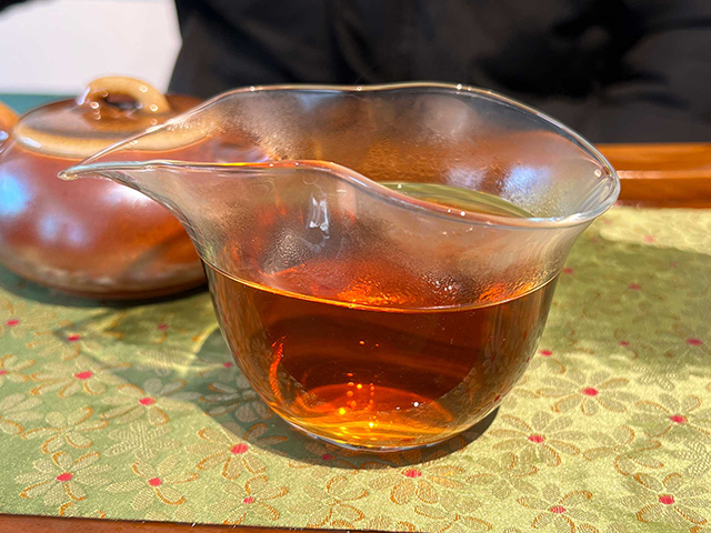 图为1988年大绿印易武班章青饼