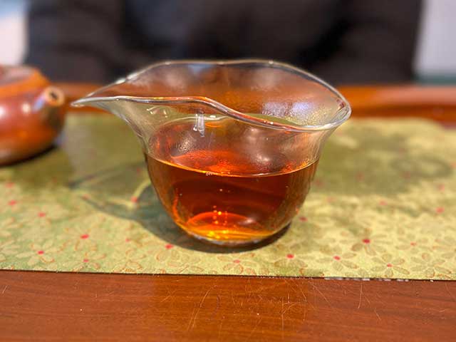 图为1988年大绿印易武班章青饼