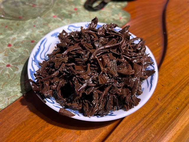 图为1988年大绿印易武班章青饼