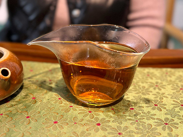 图为1988年大绿印易武班章青饼