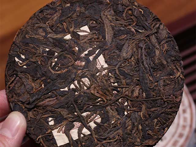 图为茗普号2002年易武古树青饼125克饼