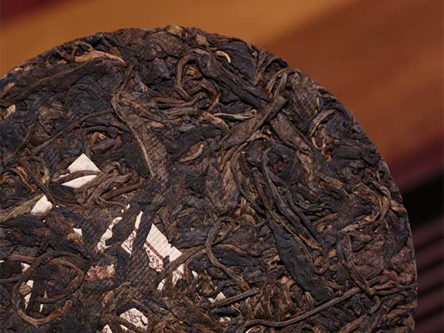 图为茗普号2002年易武古树青饼125克饼