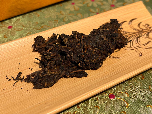 图为茗普号2002年易武古树青饼125克饼