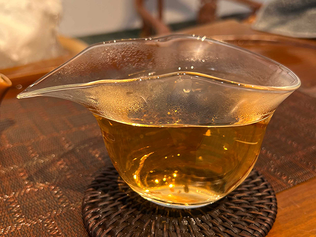 图为茗普号2002年易武古树青饼125克饼