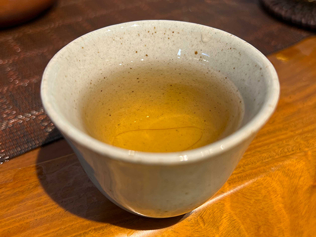 图为茗普号2002年易武古树青饼125克饼