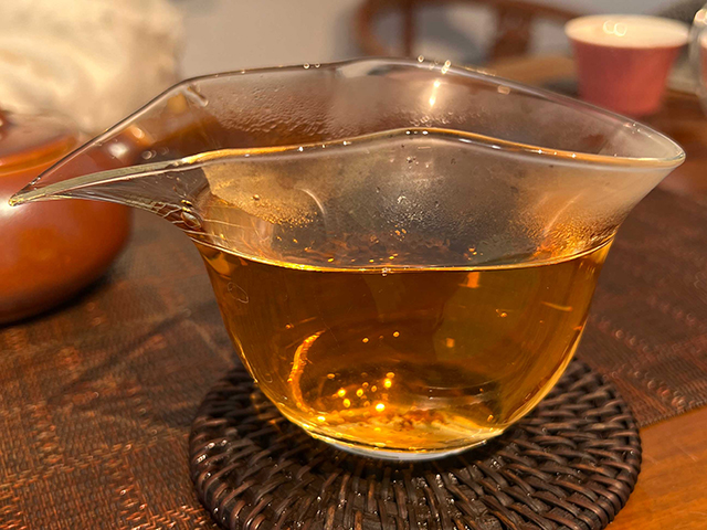 图为茗普号2002年易武古树青饼125克饼