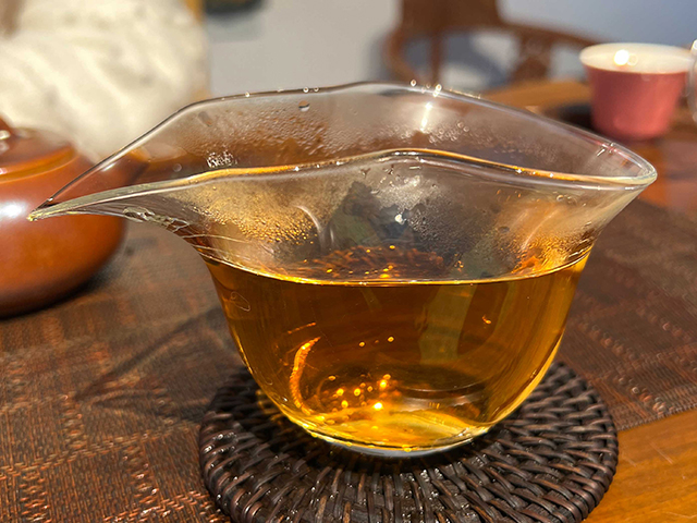 图为茗普号2002年易武古树青饼125克饼