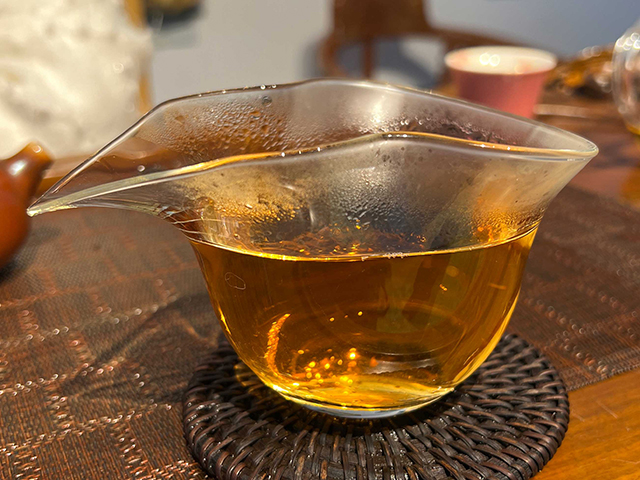 图为茗普号2002年易武古树青饼125克饼