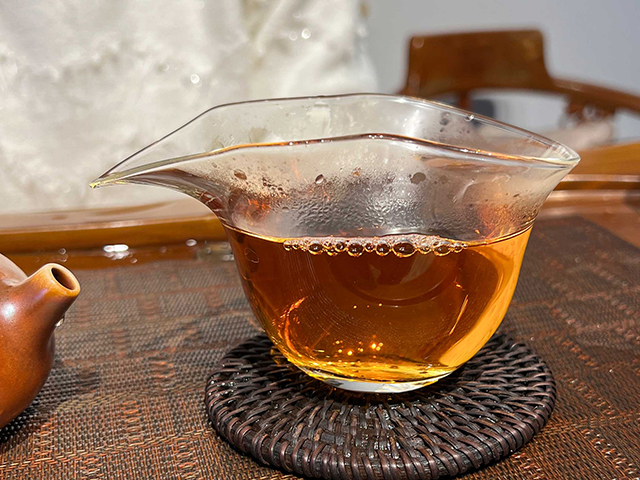 图为茗普号2002年易武古树青饼125克饼