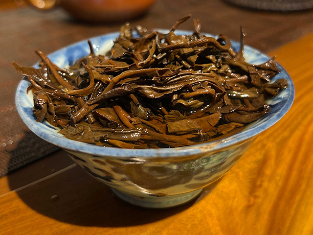 图为茗普号2002年易武古树青饼125克饼